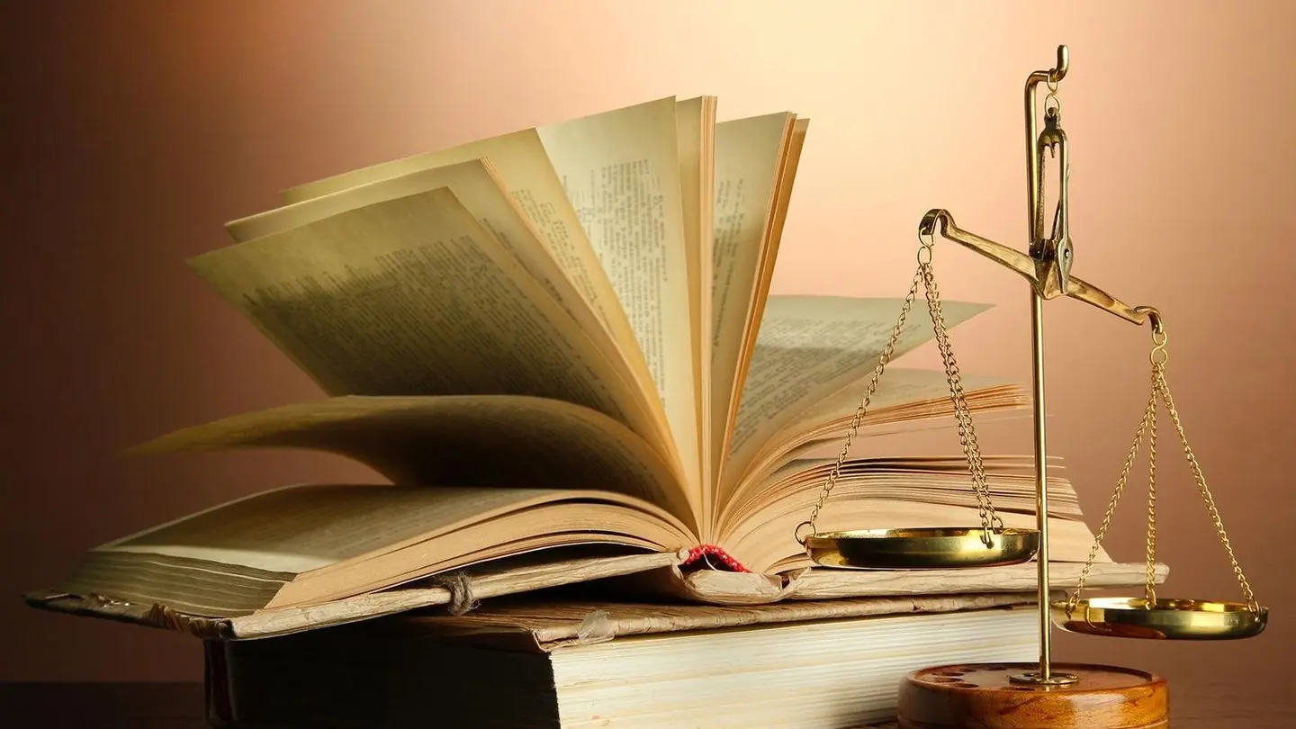 Весы и книги — символ адвокатской практики Михаила Коншина, Краснодар